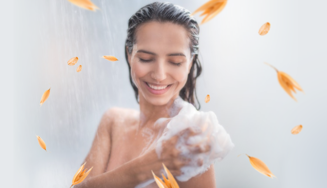 chica en la ducha usando gel avena