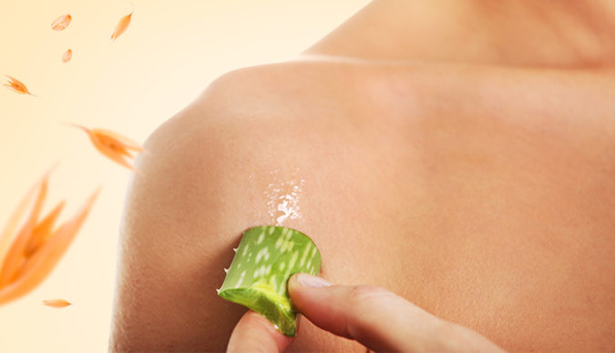 chica usando aloe