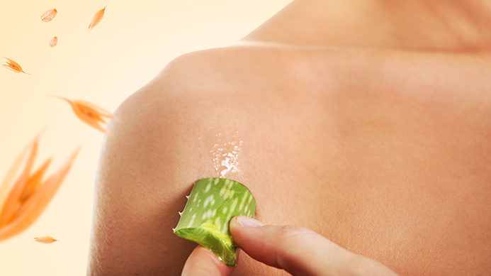 chica usando aloe