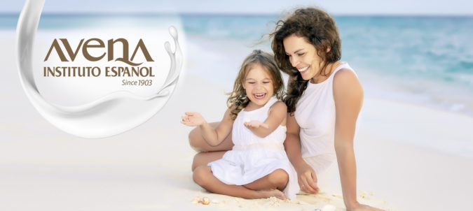 madre e hija en la playa