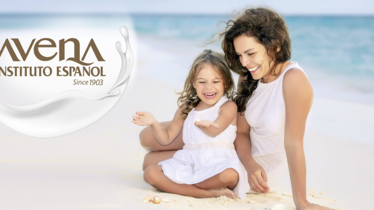 madre e hija en la playa