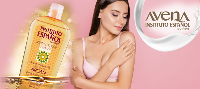 chica con loción de argán