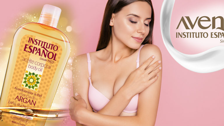 chica con loción de argán
