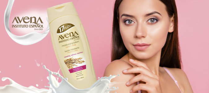 chica joven usando loción avena