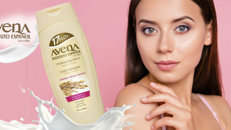 chica joven usando loción avena